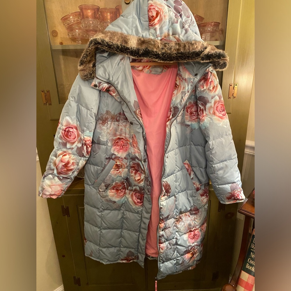 Sundance XL puffer coat with hoodie. Pale blue/pink accents - floral print.